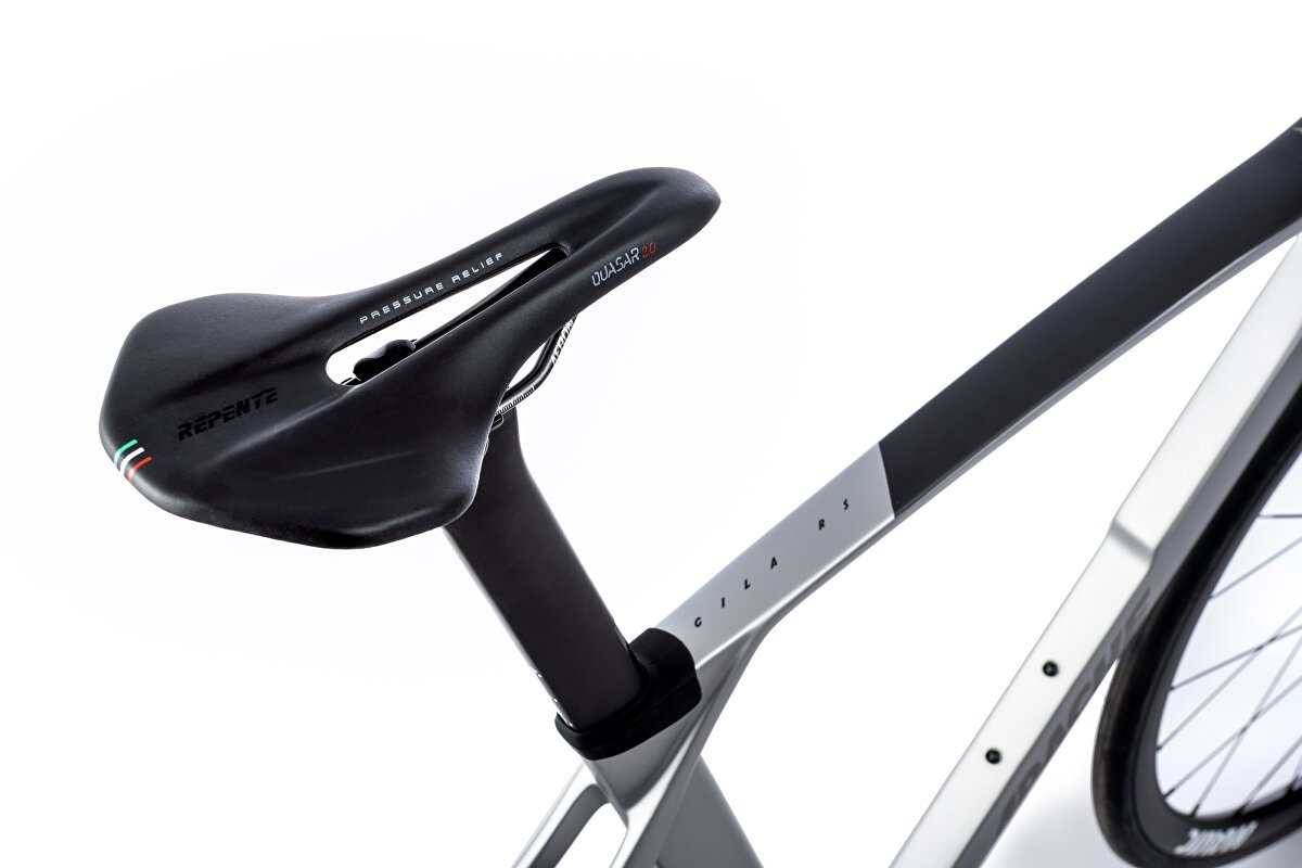 28" kolo APACHE Gila RS3 (56 cm) stříbrná