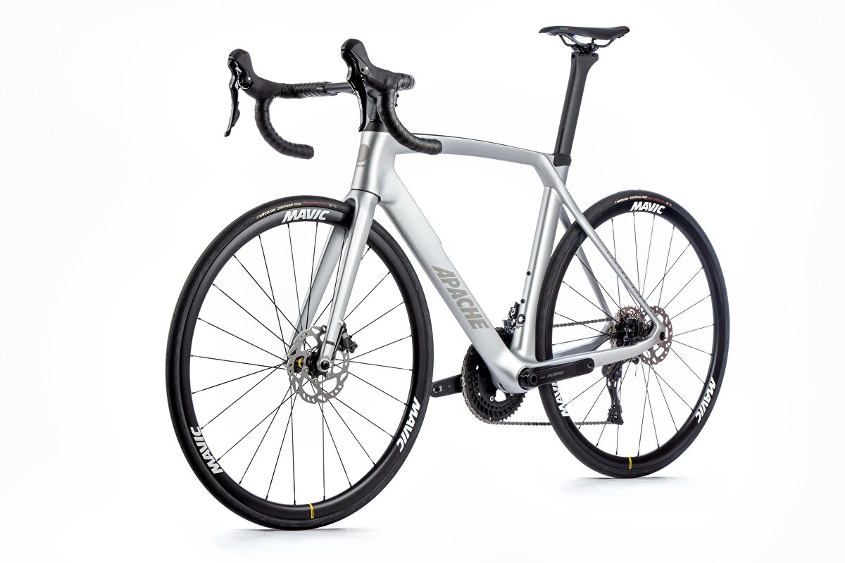 28" kolo APACHE Gila RS3 (56 cm) stříbrná